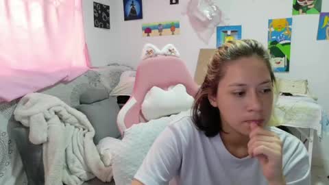 Snapshot of hot_mommymia chatting on May 5, 4:15 pm Mia online show from May 5, 4:15 pm