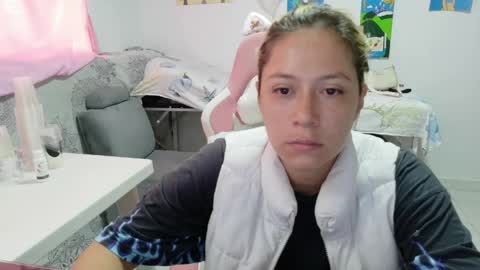 Snapshot of hot_mommymia chatting on May 6, 3:06 pm Mia online show from May 6, 3:06 pm