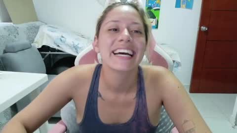 Snapshot of hot_mommymia chatting on May 7, 8:03 pm Mia online show from May 7, 8:03 pm