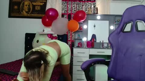 Snapshot of hot_sexy_bunny chatting on April 14, 3:40 pm hot sexy bunny online show from April 14, 3:40 pm