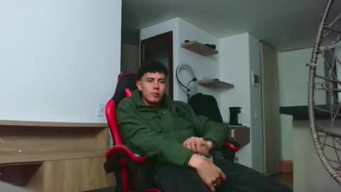 hot_twinks83 online show from September 22, 11:18 pm