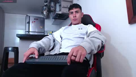 hot_twinks83 online show from October 11, 3:32 pm