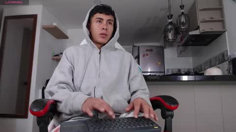 hot_twinks83 online show from October 13, 12:05 pm