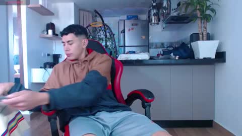 hot_twinks83 online show from October 22, 11:54 am