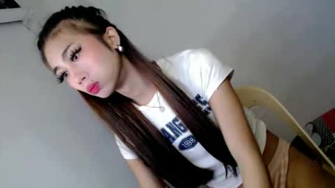 Snapshot of hotasian2345 chatting on February 8, 12:25 am hotasian2345 online show from February 8, 12:25 am