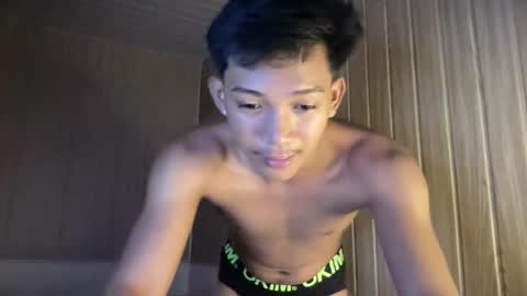 hotasian_jerome online show from May 15, 9:33 pm