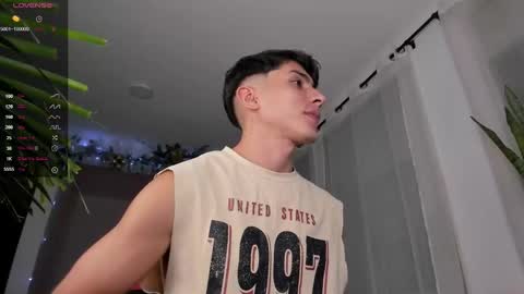 Snapshot of hotay_ chatting on December 23, 11:17 pm Andrew xdres08 online show from December 23, 11:17 pm