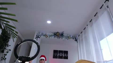 Snapshot of hotay_ chatting on December 24, 9:33 pm Andrew xdres08 online show from December 24, 9:33 pm