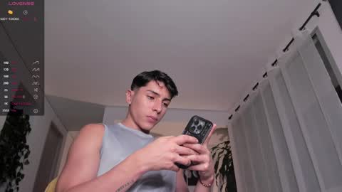 Snapshot of hotay_ chatting on February 21, 3:01 am Andrew xdres08 online show from February 21, 3:01 am