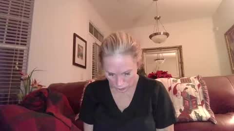 hotblondemilf1962 online show from December 12, 12:48 am