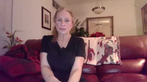 hotblondemilf1962 online show from December 13, 12:31 am