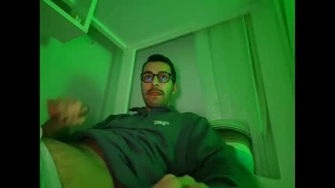 Snapshot of hotboy975334 chatting on December 18, 8:48 pm Alp online show from December 18, 8:48 pm