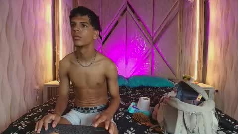 Snapshot of hotcouple_222 chatting on January 7, 7:33 am hotcouple_222 online show from January 7, 7:33 am