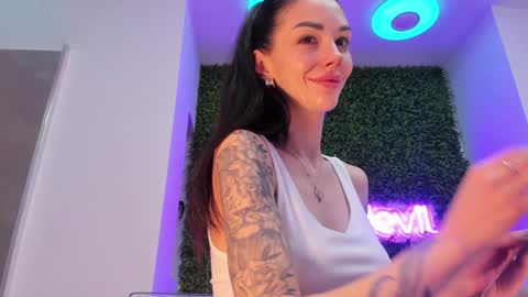 hotfallingdevil online show from January 12, 5:23 am