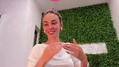 hotfallingdevil online show from May 11, 4:07 am