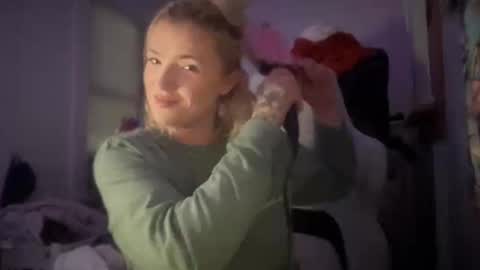 Snapshot of hotmommy1551 chatting on November 14, 6:56 am Hannah Montana online show from November 14, 6:56 am