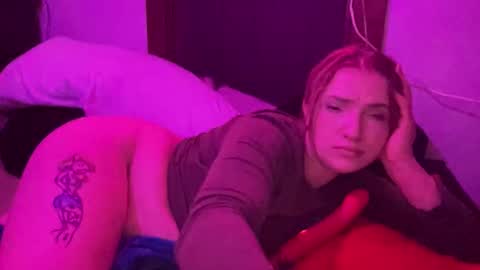 Snapshot of hotmommy1551 chatting on March 24, 7:19 pm Hannah Montana online show from March 24, 7:19 pm