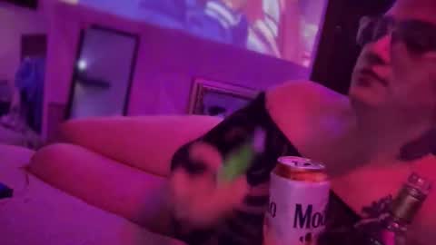 Snapshot of hotmommy1551 chatting on April 5, 12:46 pm Hannah Montana online show from April 5, 12:46 pm