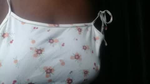 Snapshot of hottie_ebonie chatting on January 11, 10:37 pm Ella online show from January 11, 10:37 pm