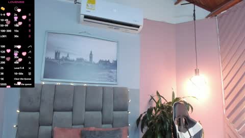 Snapshot of hottie_mine_ chatting on January 4, 5:47 pm 2pm - 9pm GMT-5 online show from January 4, 5:47 pm