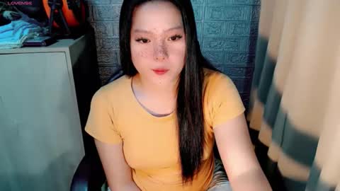 Snapshot of hottie_pinay16 chatting on March 9, 10:30 am April online show from March 9, 10:30 am