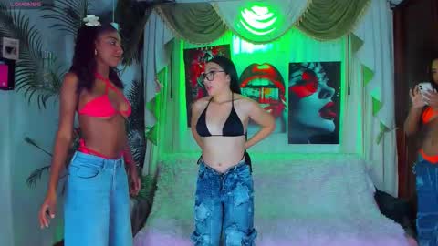 Snapshot of hotties_kittens18 chatting on March 19, 8:57 pm hotties_kittens18 online show from March 19, 8:57 pm