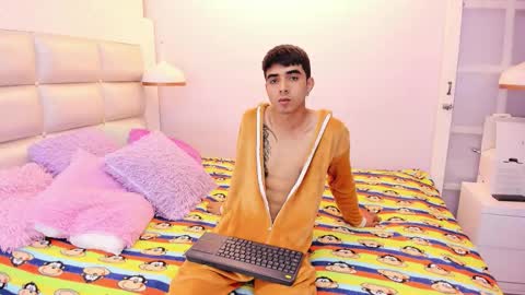 Snapshot of hottiie_guy chatting on October 6, 6:49 pm hottiie_guy online show from October 6, 6:49 pm