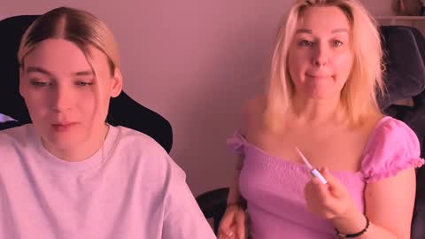 Nessie and Jessie online show from January 1, 1:37 pm