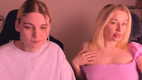 Nessie and Jessie online show from January 1, 9:20 pm