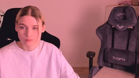 Nessie and Jessie online show from January 3, 2:30 pm