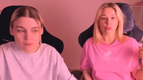 Nessie and Jessie online show from January 3, 6:57 pm