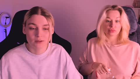 Nessie and Jessie online show from January 5, 3:23 pm