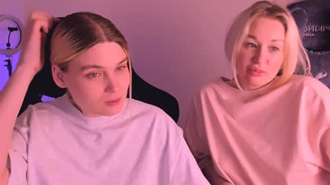 Nessie and Jessie online show from January 6, 2:04 am