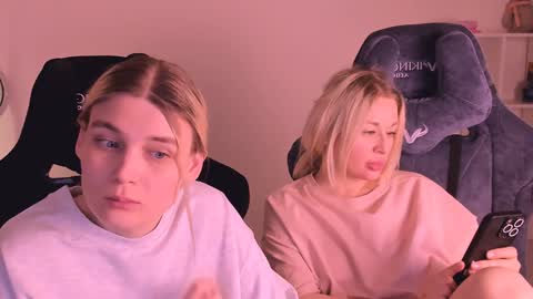 Nessie and Jessie online show from January 6, 5:08 am