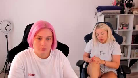 Nessie and Jessie online show from September 19, 10:38 am