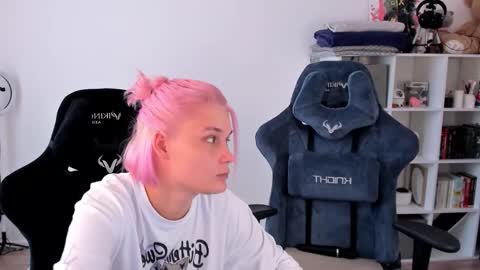 Nessie and Jessie online show from September 22, 10:50 am