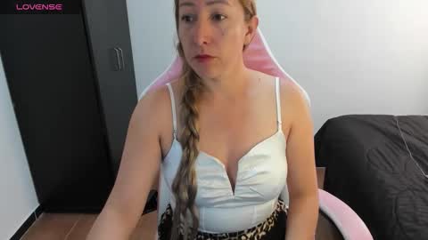 hottychrystal online show from May 14, 2:35 pm