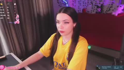 Mia online show from August 9, 2:22 pm