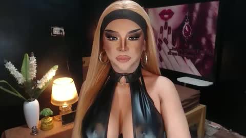 Snapshot of hugecockchristine chatting on April 4, 7:28 am Christine online show from April 4, 7:28 am