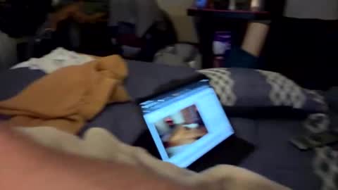 Snapshot of hungsolow6943 chatting on February 14, 4:20 am hungsolow6943 online show from February 14, 4:20 am