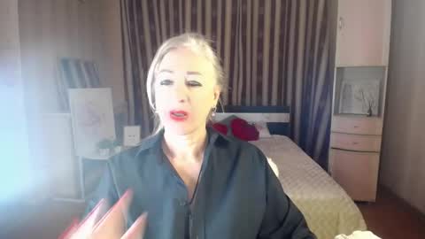 Snapshot of hunters_woman chatting on February 15, 7:51 am Irena online show from February 15, 7:51 am