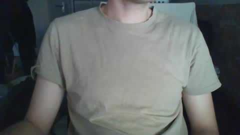 Snapshot of hunting_007 chatting on January 27, 4:01 pm hunting_007 online show from January 27, 4:01 pm