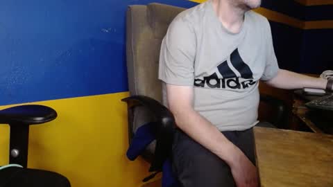 Snapshot of huskyguy chatting on December 11, 4:39 am Huskyguy online show from December 11, 4:39 am