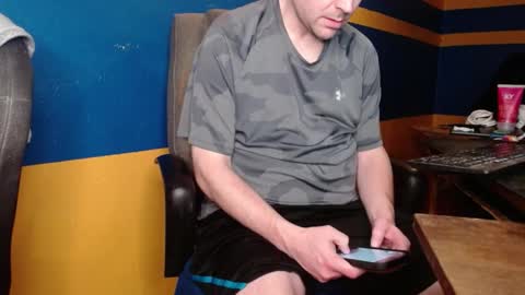 Snapshot of huskyguy chatting on December 16, 4:02 am Huskyguy online show from December 16, 4:02 am