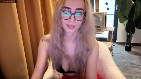 Snapshot of hypefoxxx chatting on September 17, 7:10 am Emma Ava online show from September 17, 7:10 am