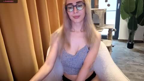 Snapshot of hypefoxxx chatting on September 29, 6:51 am Emma Ava online show from September 29, 6:51 am