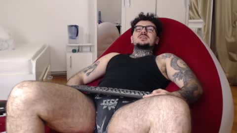 Snapshot of hypersyren chatting on January 7, 10:23 pm hypersyren online show from January 7, 10:23 pm