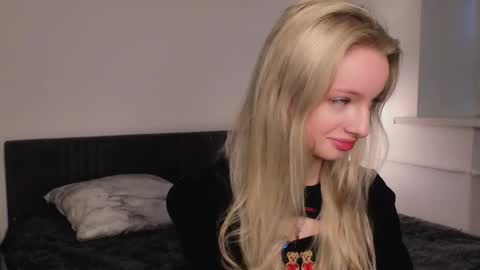 Snapshot of hypno_eyes_babe chatting on October 2, 2:13 pm Kate online show from October 2, 2:13 pm