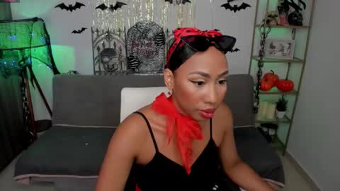 Snapshot of i_lulu chatting on October 31, 11:06 pm Lul online show from October 31, 11:06 pm