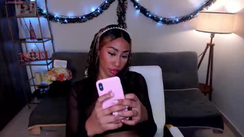 Snapshot of i_lulu chatting on December 19, 3:35 am Lul online show from December 19, 3:35 am